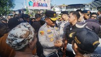 Kapolda Kaltim Irjen Endar Priantoro dan Kapolresta Samarinda Kombes Pol Hendri Umar menemui massa aksi 21 April yang sudah berkumpul di depan kantor DPRD Kaltim. Foto: Riani Rahayu/detikKalimantan