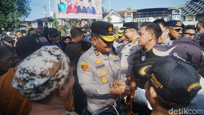 Kapolda Kaltim dan Kapolresta Samarinda temui massa aksi 21 April.