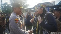 Kapolda Kaltim menyapa tokoh masyarakat yang ikut turun dalam aksi. Foto: Riani Rahayu/detikKalimantan