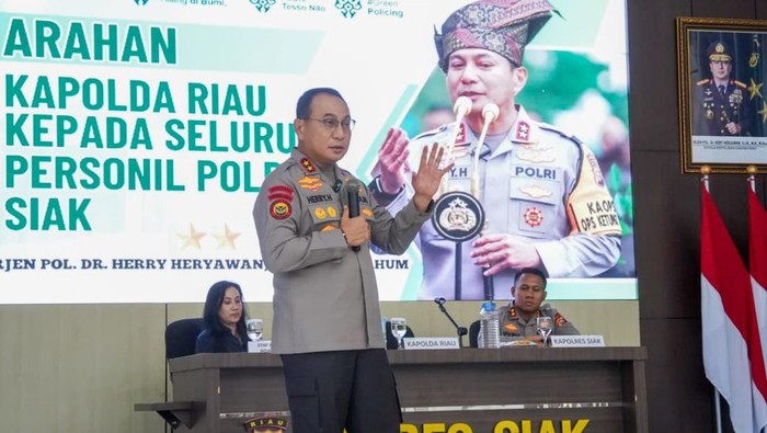 Kapolda Riau Irjen Pol Herry Heryawan meminta jajarannya untuk mengantisipasi potensi gejolak imbas kenaikan harga BBM saat kunjungan di Polres Siak, Selasa (21/4/2026).