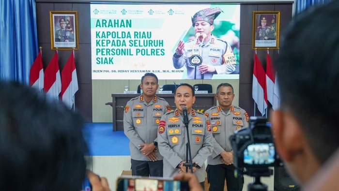 Kapolda Riau Irjen Pol Herry Heryawan meminta jajarannya untuk mengantisipasi potensi gejolak imbas kenaikan harga BBM saat kunjungan di Polres Siak, Selasa (21/4/2026).