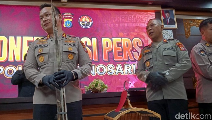 Kapolres Gunungkidul, AKBP Damus Asa, menunjukkan barang bukti hasil pencurian yang dilakukan anggota Satpol PP Gunungkidul di Wonosari, Selasa (21/4/2026).