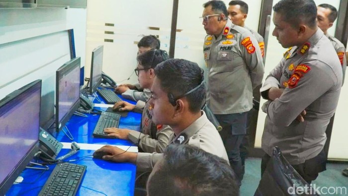 Kapolres Karawang AKBP Fiki Novian Ardiansyah saat melakukan pengecekan pelayanan