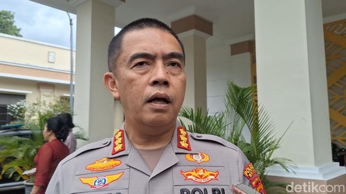 Kapolres Mataram Kombes Hendro Purwoko saat diwawancarai di Pendopo Wali Kota Mataram, Selasa (21/4/2026).