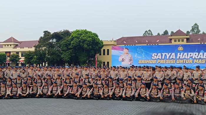 Kapolri Jenderal Listyo Sigit Prabowo bersama personel Brimob di Mako Brimob Depok (Rizky/detikcom)