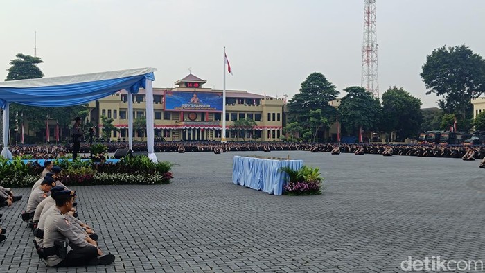 Kapolri memberikan arahan dalam apel pembukaan rapat kerja teknis Korps Brimob Polri (Rizky Adha Mahendra/detikcom)