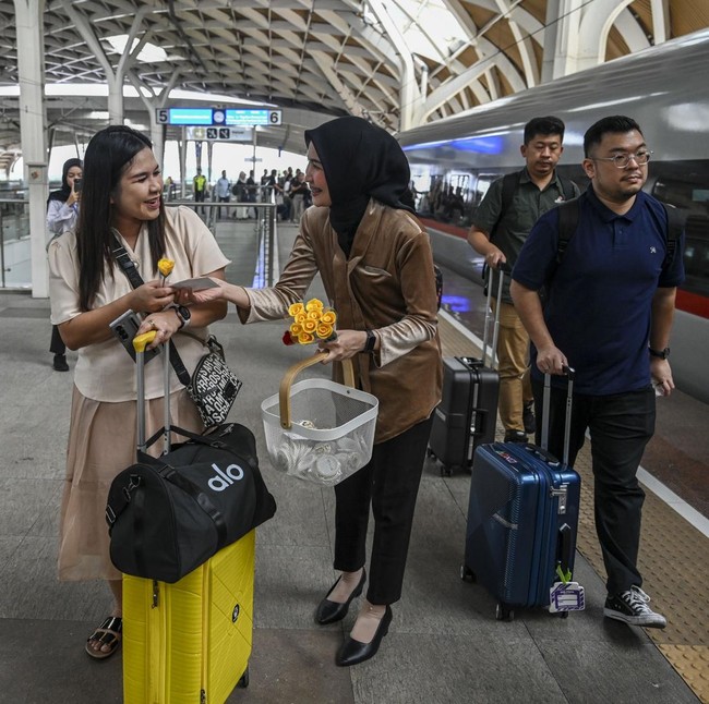 Nuansa Kartini di Whoosh, Petugas Berkebaya Sapa Penumpang dengan Bunga