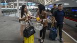 Nuansa Kartini di Whoosh, Petugas Berkebaya Sapa Penumpang dengan Bunga