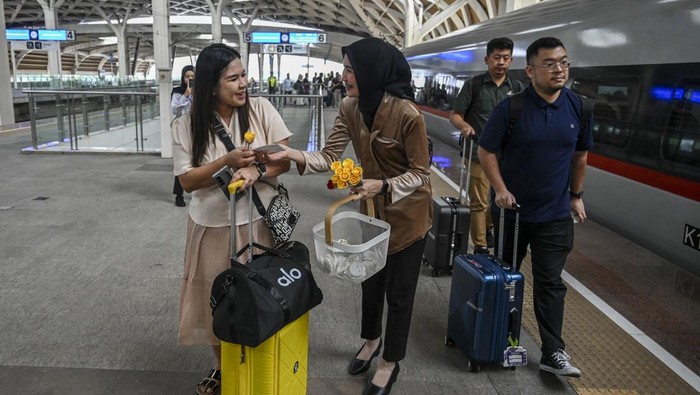 Petugas PT Kereta Cepat Indonesia China (KCIC) berpakaian kebaya memberikan pin dan bunga kepada penumpang perempuan di Stasiun Kereta Cepat Whoosh Halim, Jakarta, Selasa (21/4/2026). Kegiatan tersebut untuk memeriahkan dan memperingati Hari Kartini. ANTARA FOTO/Galih Pradipta/hma