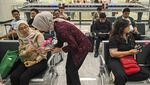 Nuansa Kartini di Whoosh, Petugas Berkebaya Sapa Penumpang dengan Bunga