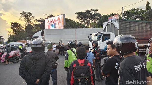 Kecelakaan Truk Vs Motor di Manahan Solo Laka lantas di Tugu Wisnu, Selasa (21/4) sore.