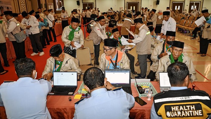 Petugas Karantina Kesehatan melakukan pengecekan dokumen vaksin jamaah calon haji kelompok terbang (kloter) pertama dari Kabupaten Lombok Timur setibanya di Asrama Haji Embarkasi Lombok di Mataram, NTB, Selasa (21/4/2026). Sebanyak 5.798 jamaah calon haji asal NTB yang terbagi dalam 15 kloter dijadwalkan berangkat menuju Makkah melalui Bandara Internasional Zainuddin Abdul Madjid (BIZAM) mulai 22 April hingga 10 Mei 2026. ANTARA FOTO/Ahmad Subaidi/hma