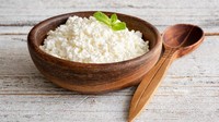 Bagi penggemar keju, keju cottage jadi pilihan tepat. Jenis keju ini mengandung sekitar 11 gram protein per 100 gram. Produk ini dikenal mengandung protein kasein yang dicerna lebih lambat dan membantu pemulihan otot. Foto: Getty Images/Arx0nt