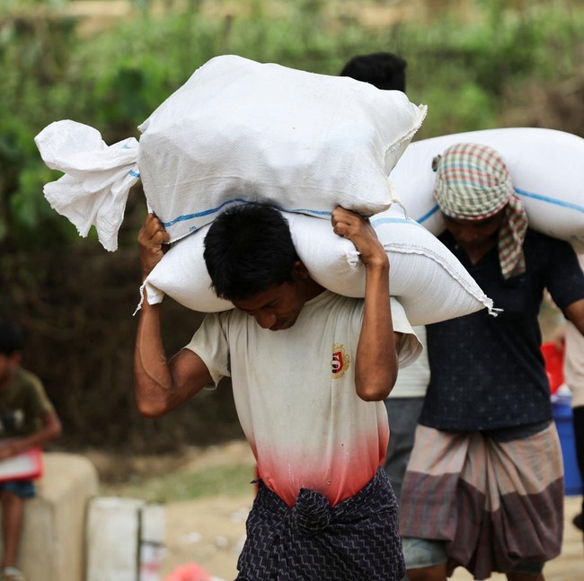 Kelaparan Mengancam, Rohingya Nekat Pertaruhkan Nyawa