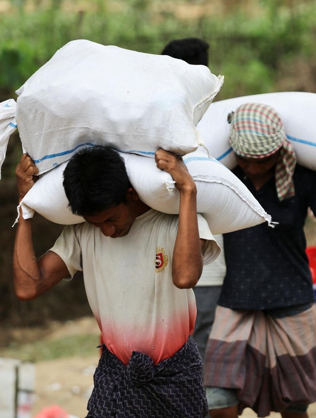 Kelaparan Mengancam, Rohingya Nekat Pertaruhkan Nyawa