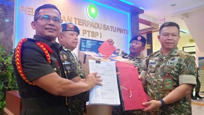 Foto: Kepala Oditur Militer II-07 Jakarta Kolonel Chk Andri Wijaya (kiri) menyerahkan berkas kasus Andrie Yunus ke Pengadilan Militer. (ANTARA/Siti Nurhaliza)