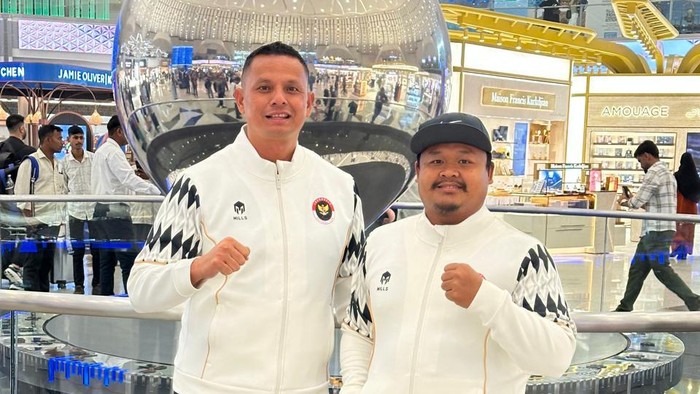 Ketua NPC Sumut Alan Sastra Ginting (kiri) berfoto bersama atlet NPC Sumut Reza Perangin-angin. (dok. Ketua NPC Sumut)