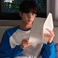 Kim Jae Won resmi memulai debut akting lewat drama Korea Our Blues pada 2022. Namanya semakin banyak dikenal setelah membintangi Hierarchy dan The Art of Sarah. Foto: Instagram