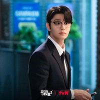 Hubungan cinta dan benci antara Kim Go Eun dan Kim Jae Won menjadi daya tarik drama ini. Awalnya Yumi merasa bermusuhan dengan Soon Rok karena ketidakcocokan. Secara bertahap, ia mulai luluh dengan act of service dari Soon Rok. Foto: Instagram