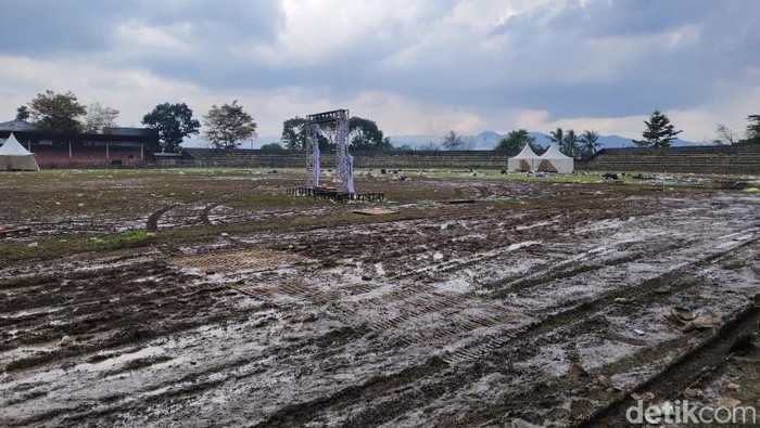 Kondisi lapang Suryakencana usai dijadikan lokasi konser musik