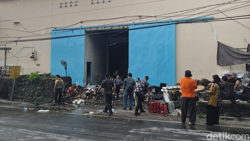 Kondisi pascakebakaran gudang konsinyasi Mitra10 di Jalan Tegal Dukuh I, Padangsambian Kaja, Denpasar Barat, Bali, Selasa (21/4/2026). (Foto: Abid Ahmad Ibrahim/detikBali)