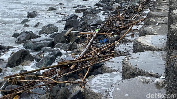 Kondisi sampah pantai timur Pangandaran saat ini, setelah pembersihan masih terus berdatangan kayu bambu, Selasa (21/4/2026).