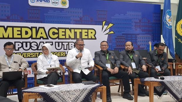 Konferensi Pers di Pusat UTBK Universitas Negeri Jakarta (UNJ), Rawamangun, Jakarta Timur, Selasa (21/4/2026).