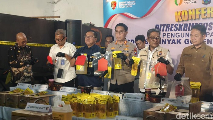 Konferensi pers pengungkapan kasus produsen Minyakita palsu di sebuah gudang di Sedati, Sidoarjo.