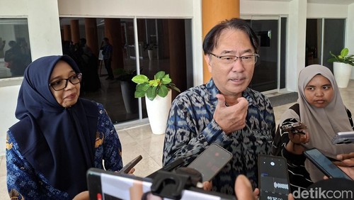 Konjen Jepang Miyakawa Katsutoshi didampingi Kepala Bapedda NTB Baiq Nelly Yuniarti di depan ruangan Gubernur NTB, Senin (20/4/2026).