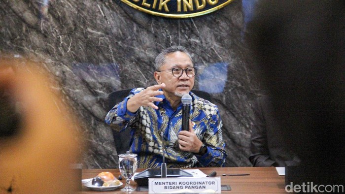 Menteri Koordinator Bidang Pangan Zulkifli Hasan memastikan pasokan pangan haji aman di tengah konflik Timur Tengah dalam konferensi pers di kantornya, Selasa (21/4/2026). Pemerintah telah menyiapkan langkah antisipasi agar kebutuhan konsumsi selama 