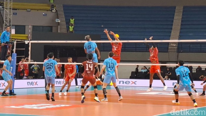 Laga Surabaya Samator vs Garuda Jaya di perebutan juara ketiga Grand Final Proliga di GOR Amongrogo, Kota Jogja, Selasa (21/4/2026).