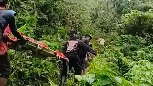 Proses evakuasi lansia yang ditemukan tewas di dasar jurang, Desa Rendang, Karangasem, Selasa (21/4/2026).