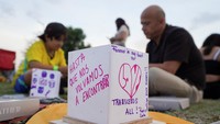Lentera kertas dihiasi tulisan tangan berisi doa, harapan, hingga pesan untuk orang terkasih, menjadi bagian utama ritual personal dalam festival ini. REUTERS/Alicia Fernandez