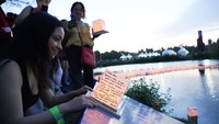 Peserta menyalakan lentera menjelang senja, sebelum dilepas ke Danau Acitlalin dalam momen puncak acara yang biasanya berlangsung setelah matahari terbenam. REUTERS/Alicia Fernandez