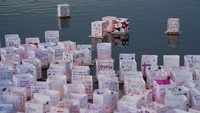 Ratusan lentera yang telah digunakan dikumpulkan di tepi danau, seiring panitia menerapkan sistem pengelolaan limbah untuk menjaga ekosistem kawasan konservasi Xochimilco. REUTERS/Alicia Fernandez