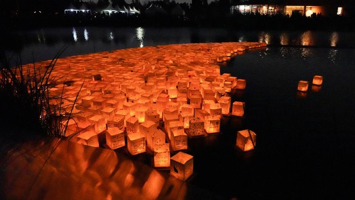 Paper lanterns with handwritten messages float on Lake Acitlalin during the “Water Lantern Festival,” at the Xochimilco Ecological Park in Mexico City, Mexico, April 18, 2026. REUTERS/Alicia Fernandez