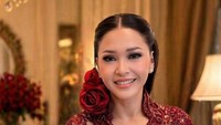 Ayuuuu polll, komentar Anne Avantie. One of Indonesia’s true role models. Definisi Kartini masa kini, bunda Maia, beber akun sgtre****. Masyaallah Tabarakallah cantik banget bunda Maia, tutur akun lainnya. Foto: dok Instagram Maia Estianty