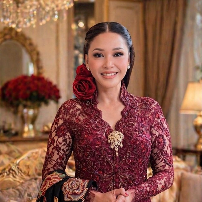 Ayunya Maia Estianty Berkebaya Merah di Hari Kartini