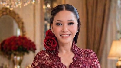 Ayunya Maia Estianty Berkebaya Merah di Hari Kartini