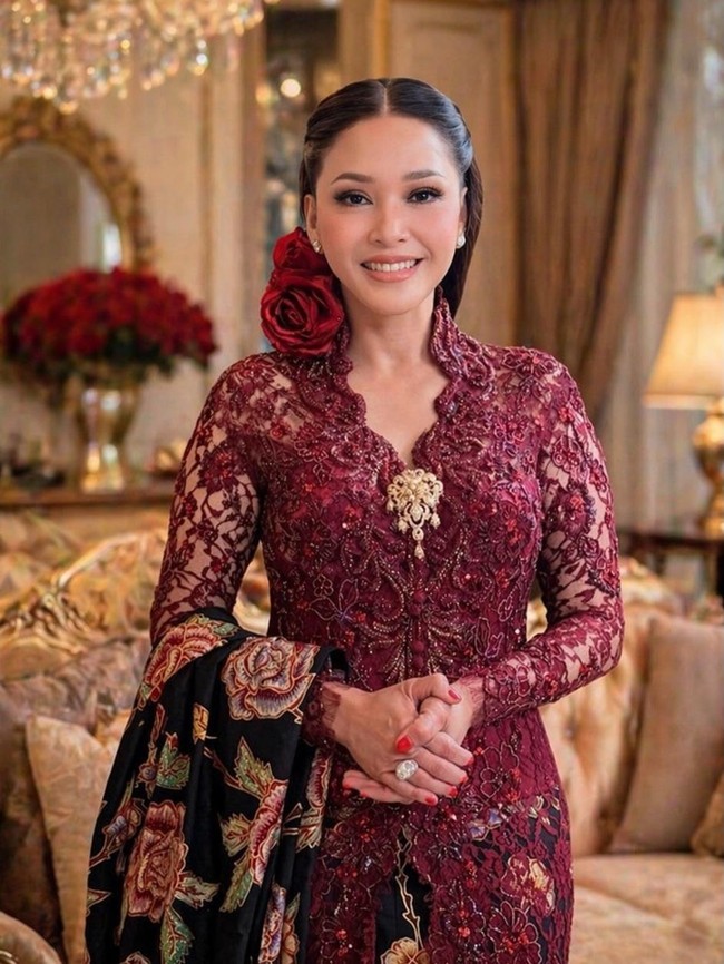Ayunya Maia Estianty Berkebaya Merah di Hari Kartini