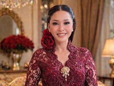 Ayunya Maia Estianty Berkebaya Merah di Hari Kartini