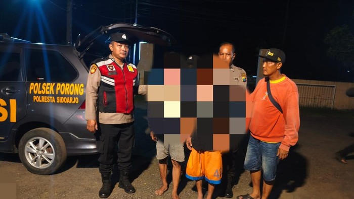 Dua maling motor di Desa Kesambi, Kecamatan Porong, Sidoarjo babak belur dimassa diamankan petugas