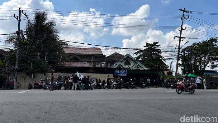 Massa aksi 21 April mulai berkumpul di depan Kantor DPRD Kaltim.