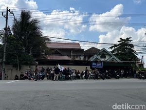 Peserta Aksi 21 April Mulai Berdatangan, Pagar DPRD Kaltim Dilumuri Oli