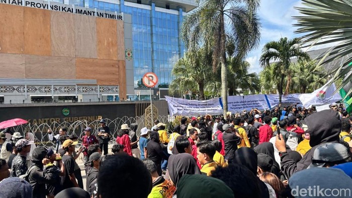 Massa aksi 21 April tiba di Kantor Gubernur Kaltim.