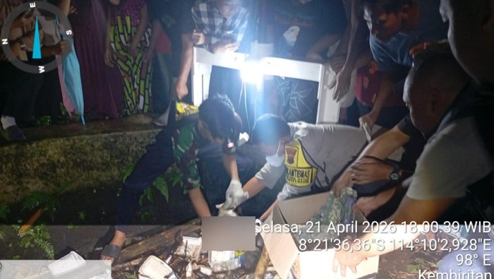 Evakuasi mayat bayi yang ditemukan di bendungan sungai Desa Kembiritan, Kecamatan Genteng, Banyuwangi