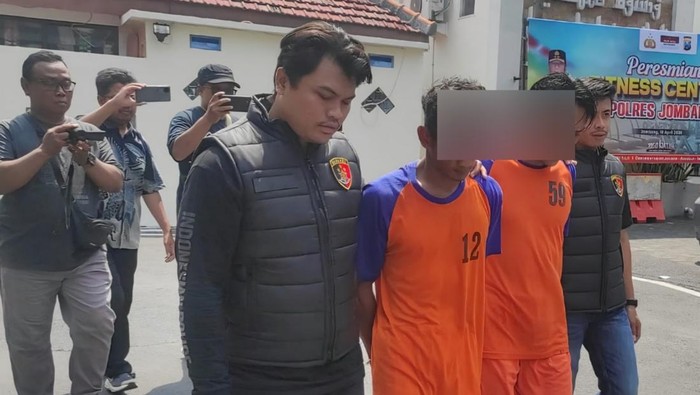 Slamet Mahmudi dan Mutholib, pelaku pemnbunuhan Anang Sularso (33) saat diamankan di Mapolres Jombang