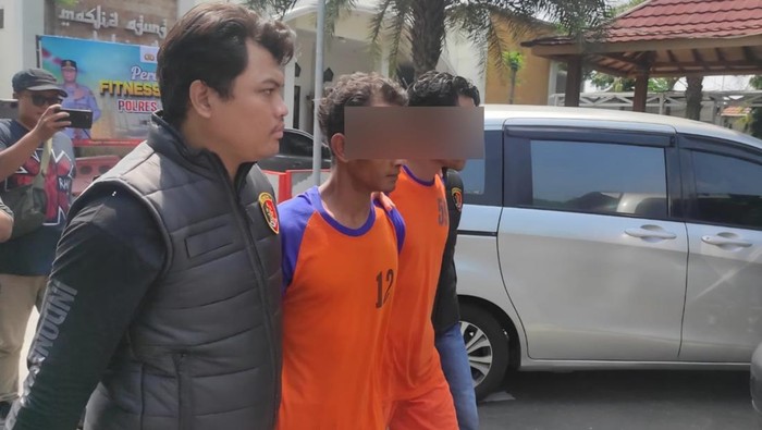 Slamet Mahmudi dan Mutholib, pelaku pemnbunuhan Anang Sularso (33) saat diamankan di Mapolres Jombang
