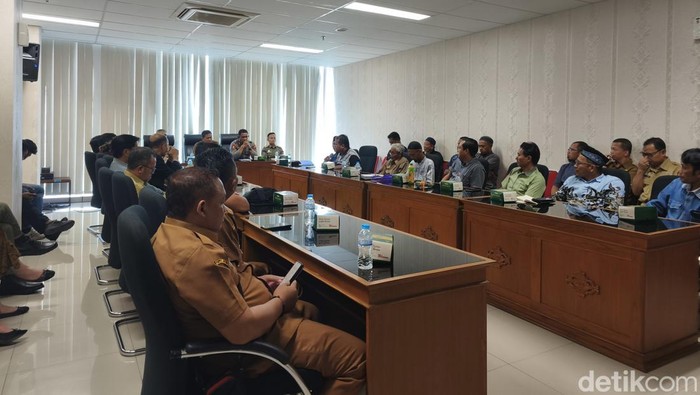 Mediasi polemik keberadaan kuliner non-halal Desa Parangjoro, di Menara Wijaya Setda Sukoharjo, Selasa (21/4/2026)