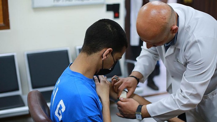20 April 2026, Iraq, Baghdad: A health worker prepares to inject a resident inside Al-Qanah Psych Rehabilitation Center in Baghdad. Photo: Ameer Al-Mohammedawi/dpa (Photo by Ameer Al-Mohammedawi/picture alliance via Getty Images)